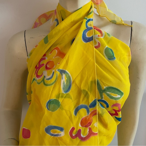 Yellow sarong with flowers - Picture 2 of 9